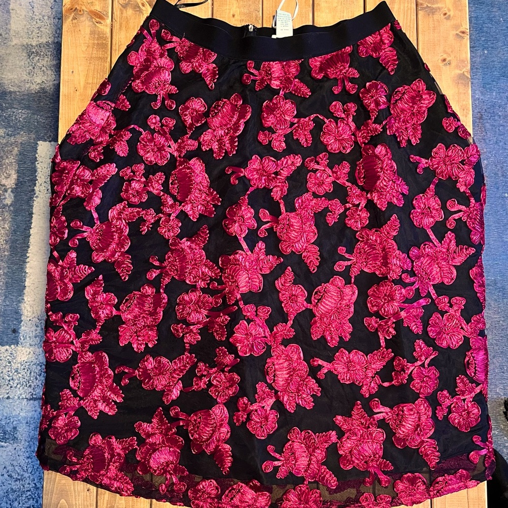Monroe and Main Sz. L Elegant Black and Red Floral Skirt